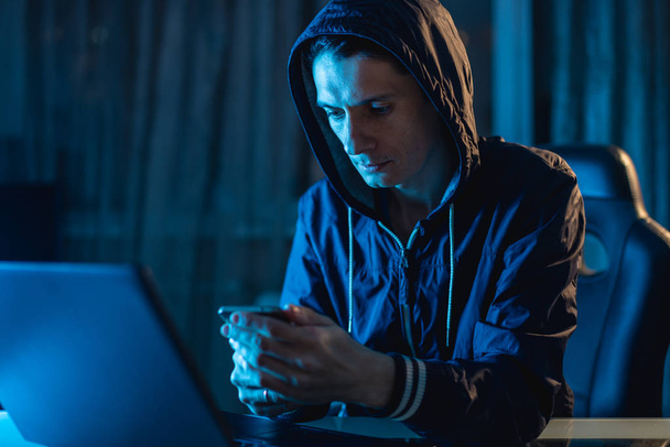 Kyberkriminální hacker v programu psaní kódu při krádeži přístupových databází s hesly. Kybernetické zabezpečení - Fotografie, Obrázek