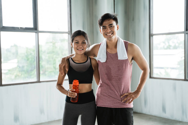 sporty couple hands on the waist at the gym hall  - Φωτογραφία, εικόνα