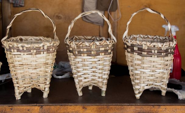 Порожні плетені кошики для продажу
 - Фото, зображення
