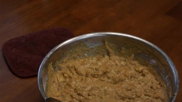 tésztát ezüst tálba és forró muffin a sütés ón - Felvétel, videó