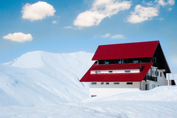 Одинокий дом в яркий зимний день
 - Фото, изображение
