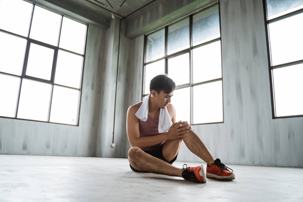 man get knee injury while workout - Foto, Imagen