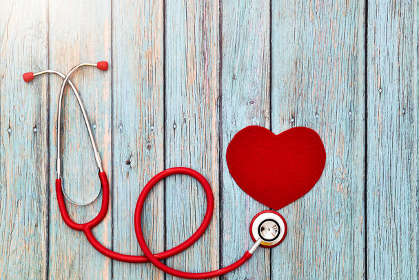 Światowy dzień zdrowia, opieka zdrowotna i koncepcja medyczna, czerwony stethoscop - Zdjęcie, obraz