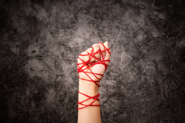 Frauen Hand mit Seil gefesselt, die Idee der Meinungsfreiheit auf dar - Foto, Bild