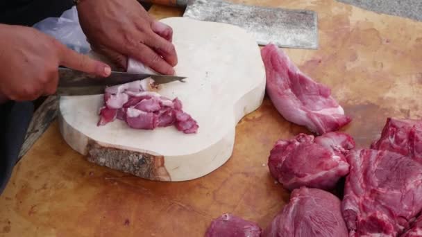 Closeup řezník bourání masa pro kupujícího na místním trhu - Záběry, video
