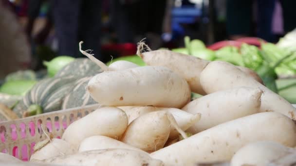 Zbliżenie, dużo warzyw w Kosze wiklinowe na rynku lokalnym - Materiał filmowy, wideo