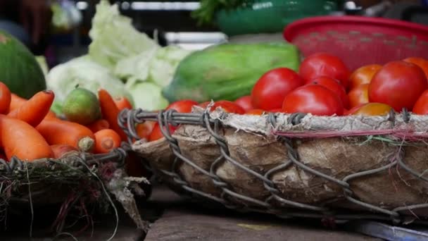Zbliżenie, dużo warzyw w Kosze wiklinowe na rynku lokalnym - Materiał filmowy, wideo