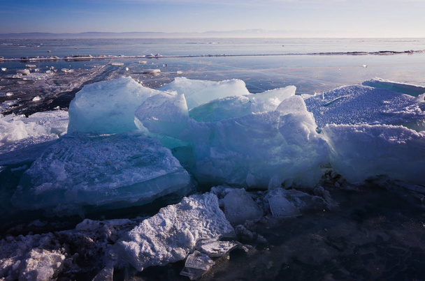 Blue and cold ice of Lake Baikal. Hummocks and heaps of ice - Foto, Imagen