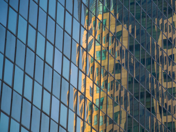 Skyscraper reflections on the windows in  - Fotografie, Obrázek