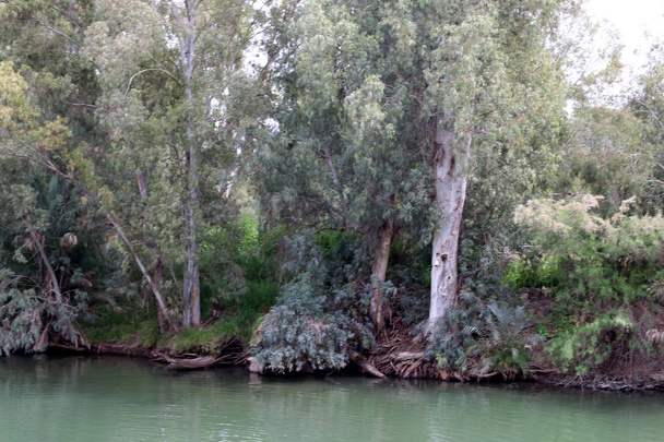 Evankeliumin mukaan, vesillä joen Jeesus Kristus kastettiin
  - Valokuva, kuva