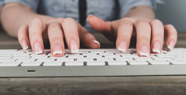 Female office worker typing on the keyboard  - Fotografie, Obrázek