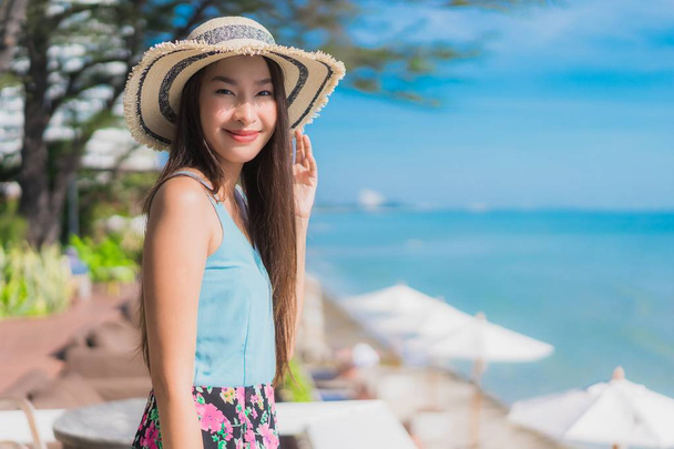Portrait belle jeune femme asiatique sourire heureux se détendre autour être
 - Photo, image