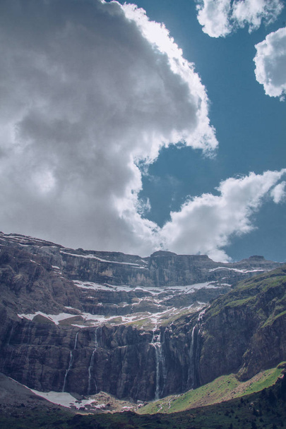 Gavarnie Falls, la cascada más alta de Francia continental, en el
 - Foto, imagen