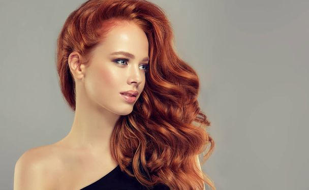 Uzun kıvırcık kırmızı saçlı güzel model kız. Styling Saç modeli bukleler. Dalgalı ve parlak girdap - Fotoğraf, Görsel