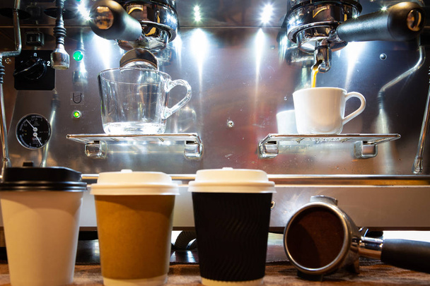 Espresso vertiendo de la máquina de café en taza blanca de café y
  - Foto, imagen