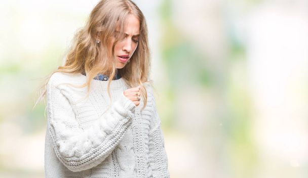 Krásná mladá blond žena nosí zimní svetr izolované pozadí pocit nepohody a kašle jako příznak nachlazení či zánět průdušek. Zdravotnické koncepce. - Fotografie, Obrázek