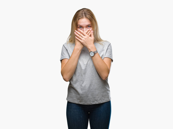 Νεαρή γυναίκα Καυκάσιος πέρα από το απομονωμένο υπόβαθρο σοκαρισμένος που καλύπτουν το στόμα με τα χέρια για το λάθος. Μυστική έννοια. - Φωτογραφία, εικόνα