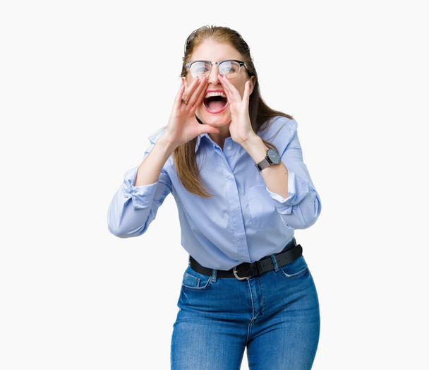 İzole arka plan ağzına sesle elleriyle kızgın bağırarak üzerinde gözlük güzel orta yaş olgun iş kadını - Fotoğraf, Görsel