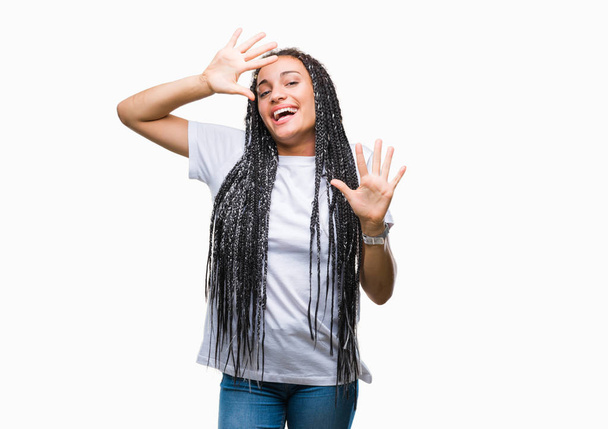 Mladá splétané vlasy americkou afričanku izolované pozadí zobrazení a směřující nahoru prsty desítka zároveň s úsměvem a spokojené. - Fotografie, Obrázek