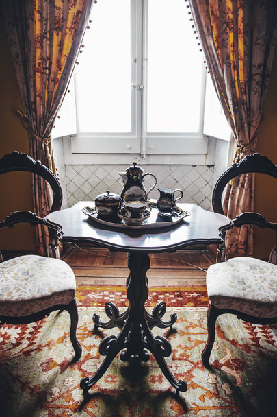 Vanha pöytä teetä
 - Valokuva, kuva