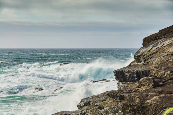 アイルランドのキルキーの嵐の崖クレアツーリスト destina - 写真・画像