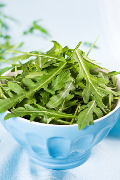 groene salade op blauw - Foto, afbeelding