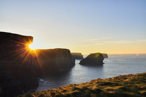 Sunny Cliffs of Kilkee en Irlande comté Clare Coucher de soleil. Tourisme d
 - Photo, image