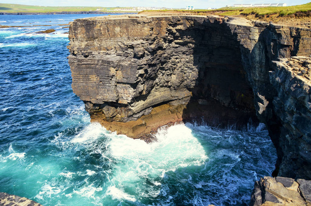 Скелі Kilkee в Ірландії графстві Клер. Видом на океан, Туристичне - Фото, зображення