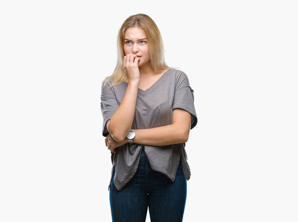 Mladá žena Kavkazský izolované pozadí pohledu stresovaní a nervózní, když ruce na ústa, kousání nehtů. Úzkost problem. - Fotografie, Obrázek
