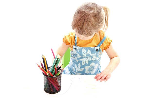 beautiful little girl drawing with pencils - Foto, afbeelding