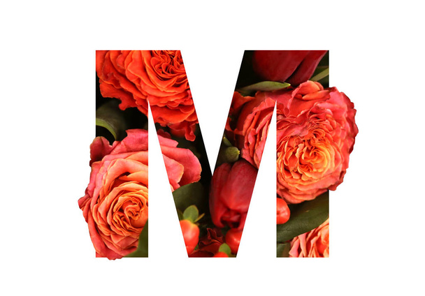 Floral γραμματοσειρά γράμμα M από ένα πραγματικό κόκκινο-πορτοκαλί τριαντάφυλλο για φωτεινό Δέση - Φωτογραφία, εικόνα