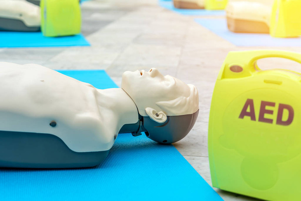 model voor CPR en AED training (geautomatiseerde externe defibrillator - Foto, afbeelding