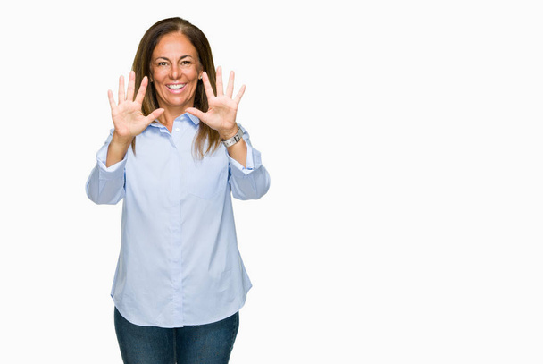 Bella donna adulta d'affari di mezza età su sfondo isolato mostrando e indicando con le dita numero dieci sorridendo fiducioso e felice
. - Foto, immagini