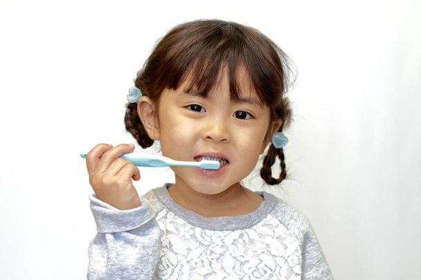 Japonesa chica cepillarse los dientes (4 años de edad
) - Foto, imagen