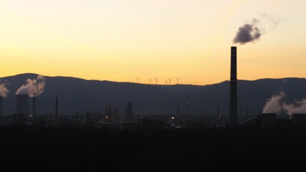 日没の化学工場の空撮。エネルギーの発電所、化学工場および風力発電所。地球汚染概念、エネルギー消費. - 映像、動画