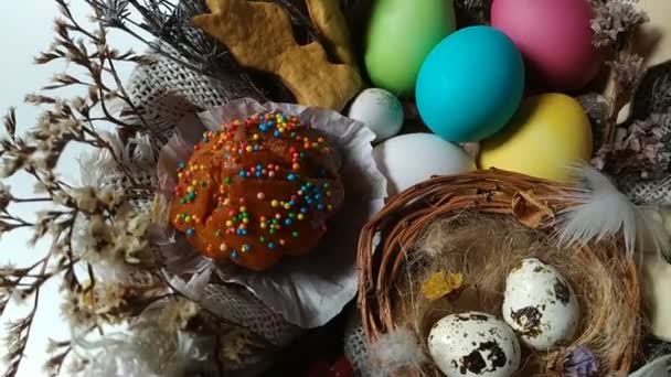 Cesta de Pascua con huevos pastel de rotación flor seca
 - Metraje, vídeo