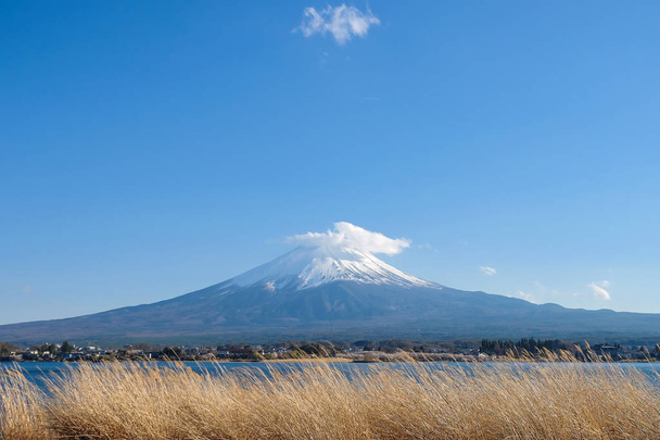 Bellissimo Monte Fuji con neve ricoperta e cielo blu al lago kawaguchiko, Giappone. punto di riferimento e popolare per le attrazioni turistiche
 - Foto, immagini
