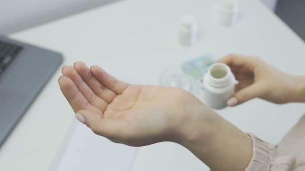 A nő a kezére önti a tablettákat. . - Felvétel, videó