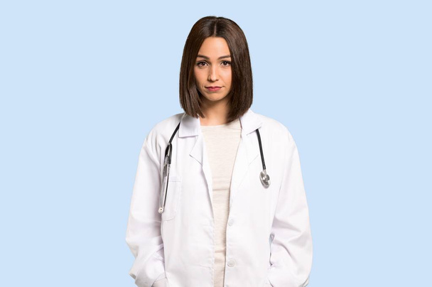 Giovane medico donna ritratto su sfondo blu isolato
 - Foto, immagini