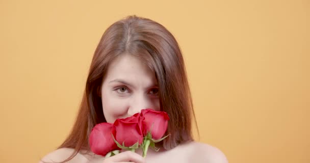 Young beautiful girl smelling a bouquet of roses - Footage, Video