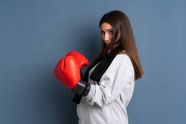 Mujer joven deportiva con guantes de boxeo
 - Foto, Imagen