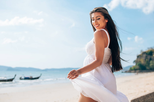 Beautiful young woman posing outdoor at beach - Foto, Bild
