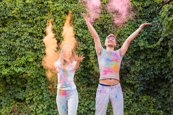 Γιορτή του holi, φιλία - νέοι άνθρωποι που παίζουν με τα χρώματα στο Φεστιβάλ holi - Φωτογραφία, εικόνα