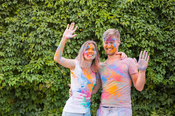 Festival di holi, amicizia - giovani che giocano con i colori alla festa di holi
 - Foto, immagini