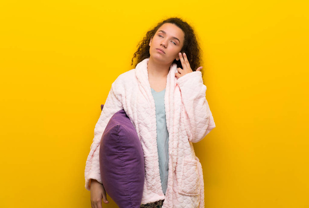 Девушка-подросток в пижаме с проблемами с самоубийством
 - Фото, изображение