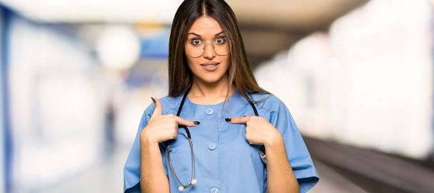 junge Krankenschwester mit überraschendem Gesichtsausdruck im Krankenhaus - Foto, Bild