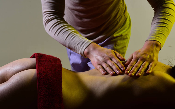 junge Frau entspannen mit Handmassage im Beauty-Spa. Nahaufnahme einer Therapeutin, die eine Massage an einer Frau im Spa durchführt. - Foto, Bild
