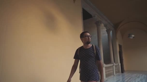 Férfi látogató régi épület ősi palota megtekintésére belső és gyalogos - Felvétel, videó