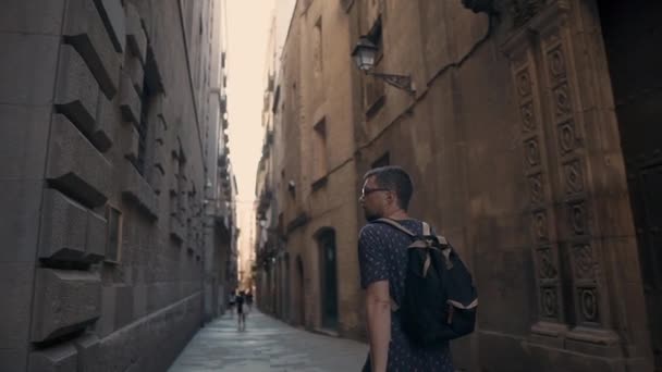Genç adam Barcelona Gothic Quarter karanlık dar sokakta yalnız yürüyor - Video, Çekim