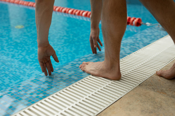 Sportsman ready to jump into pool - Foto, afbeelding